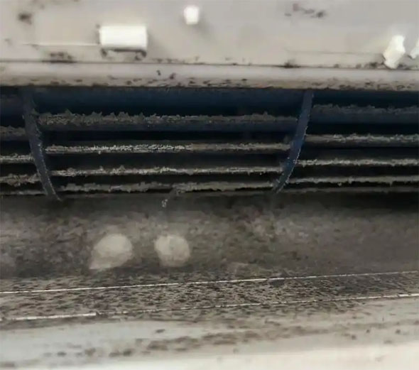 三河空调吹的风有股烧焦味是怎么回事